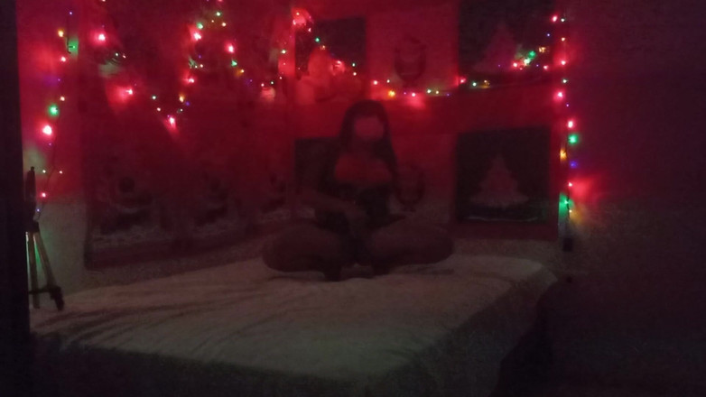 Martin13: बड़े स्तनों वाली सौतेली मम्मी अपनी शैली में सेक्सी क्रिसमस का मजा लेती है