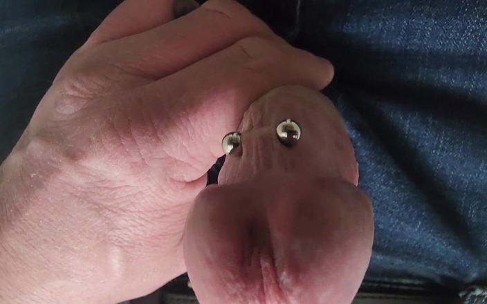 Pierced King: Masturbándose rey perforado