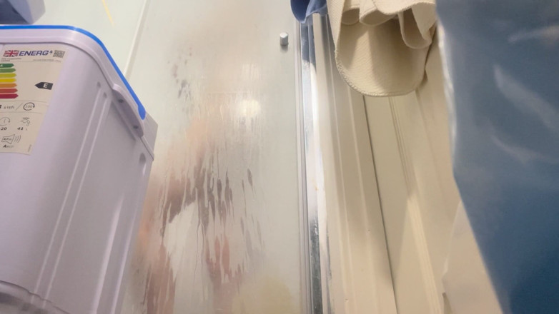 Glitterqueen1999: Une géante se fait regarder sous la douche