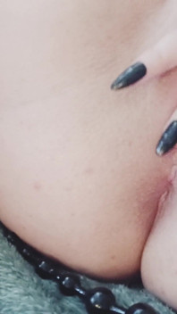 내 마누라 물 관장하고 그녀의 쪼이는 애널에 애널 구슬을 가지고 노는 마누라, 정말 젖어