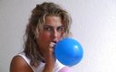 Lucky Cooch: Gagica blondă țâțoasă adoră să se joace cu baloane