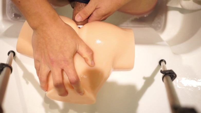 Milky Tata: Jouet sexuel dans la baignoire de l’hôtel