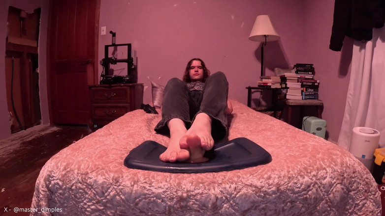 Mr Dimples: Eu dou um punheta com os pés no meu vibrador