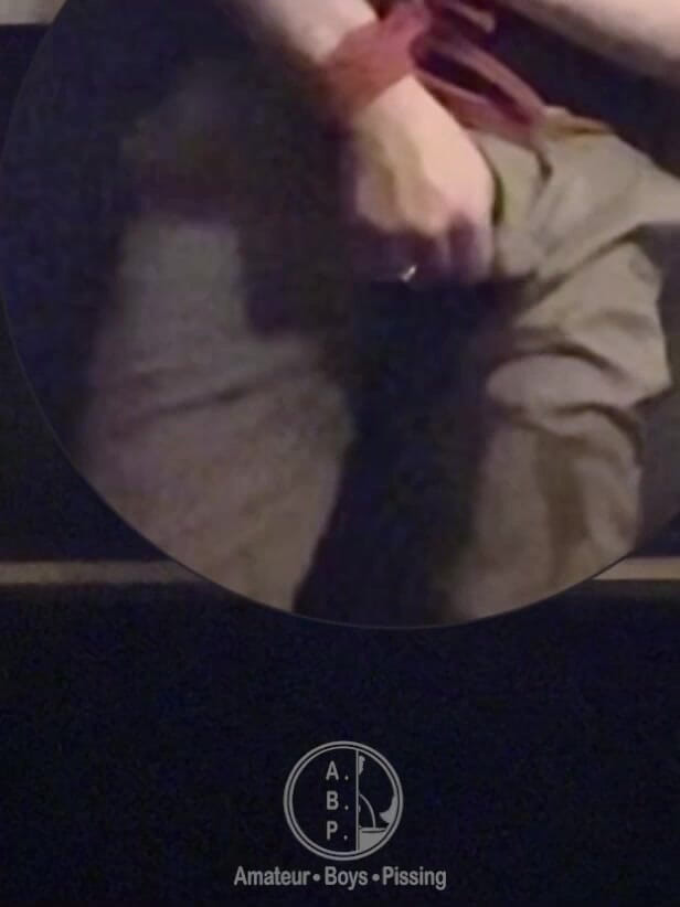 AmateurBoysPissing: Durf: vastgebonden door zijn flatmate, deze jongen kon zijn broek...