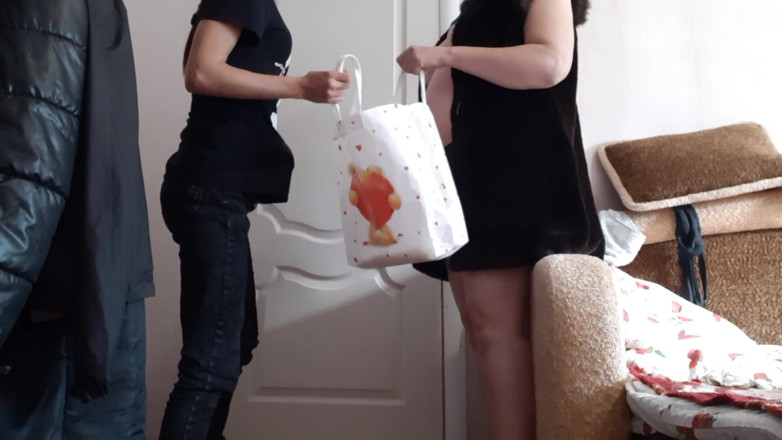 Lesbian-illusion: K narozeninám své nevlastní é služky jsem jí dal nejen dárek,...