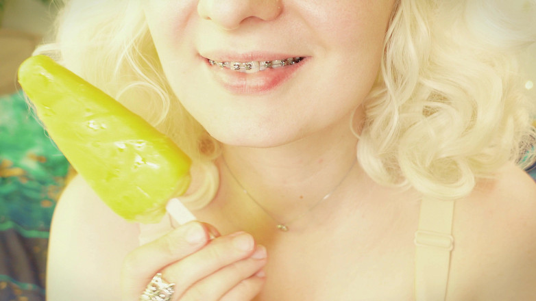 Arya Grander: ASMR 클로즈업 mukbang 비디오 입 페티쉬