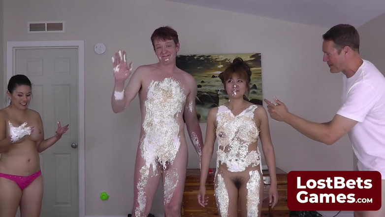 Lost Bets Games: Tessa、jesse、jake和lelani带来了一个纸牌脱衣游戏