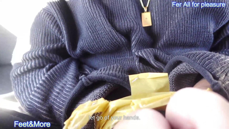 Fer All for pleasure: 토니는 차에 갇혀 간지럽히고 있습니다.