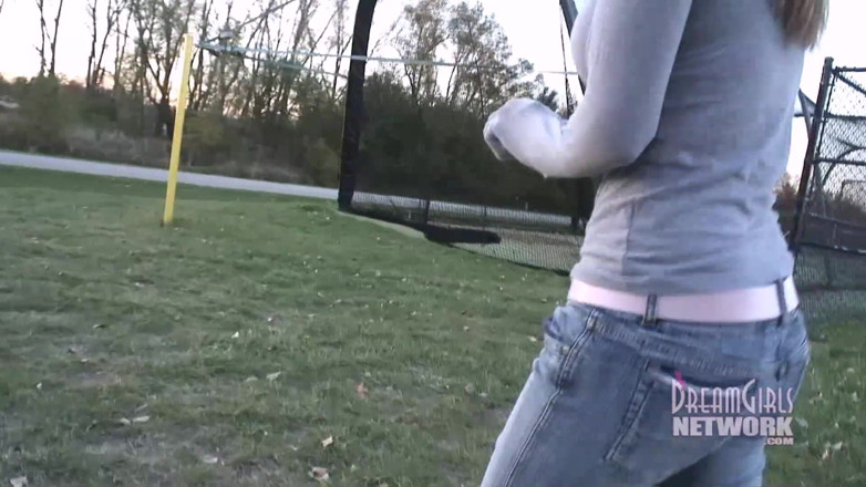 Dream Girls: Bloedhete studente met grote tieten flitst op de campus
