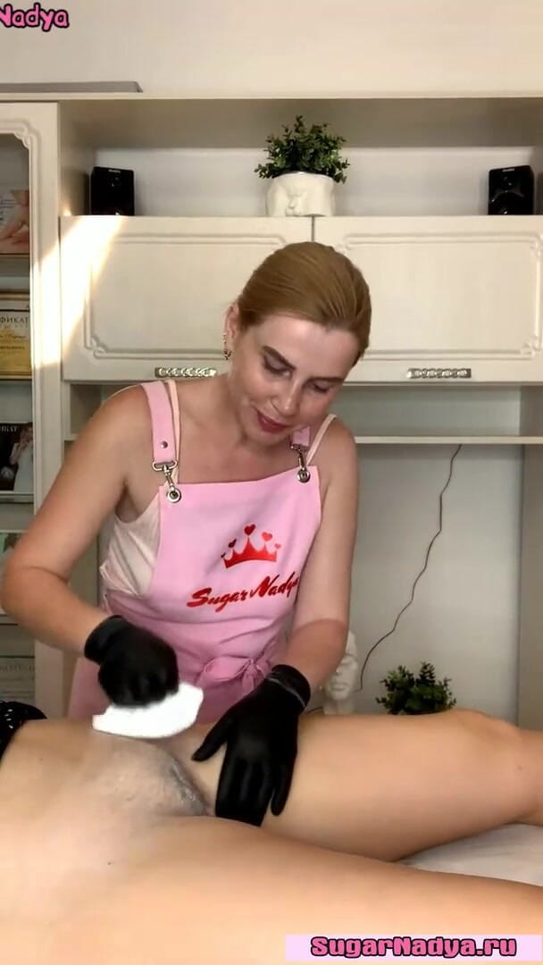 SugarNadya: Epilare profundă a pizdei pentru o fată cu picioare superbe