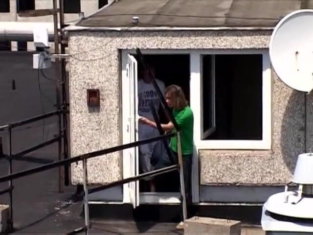 Gays Case: Un jumelle à la tête rasée baise le cul d'un jeune...