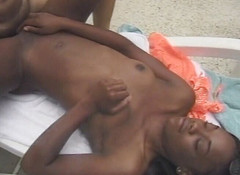 Public Lust: Malá kozatá černá děvka dostane vyvrtanou kundičku venku