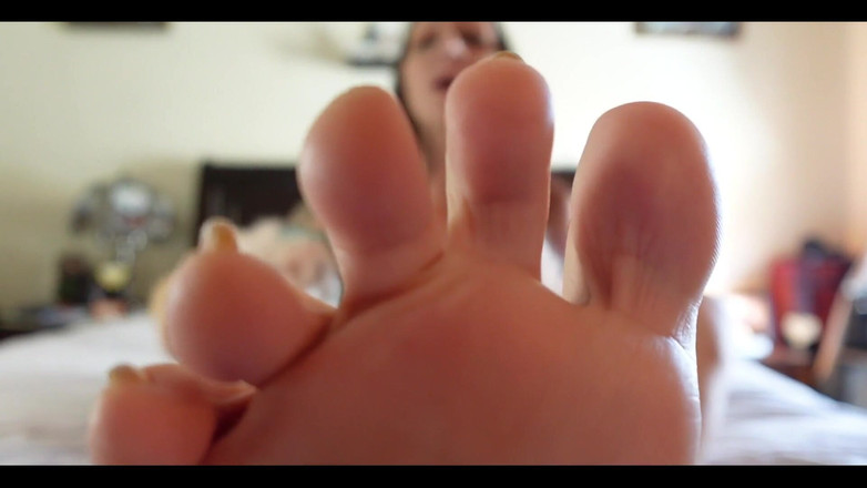 Raven Willow: Поглаживаю мои ступни, я хочу, чтобы ты сидеть сзади и погладить свой член к моим ступням, слушать мой голос и делать все, что я говорю, как я соблазняю