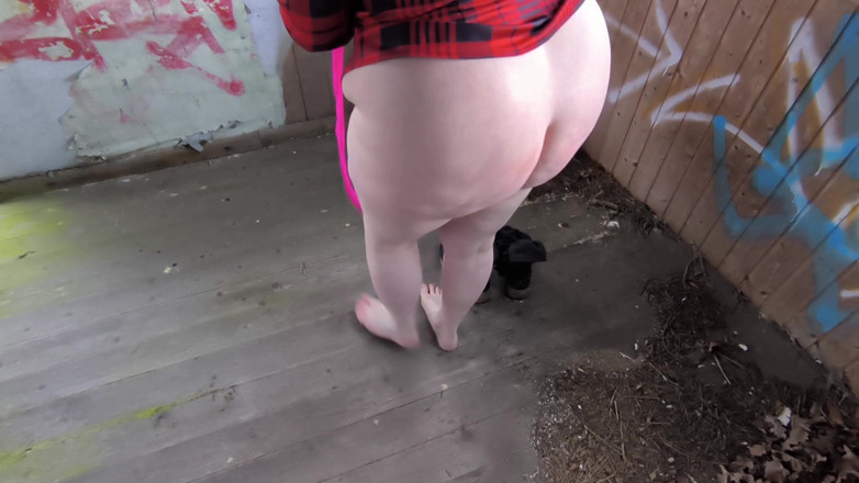 Bouncy Tits Action: Nahá v síťovaných punčochách prsa a výprask zadku
