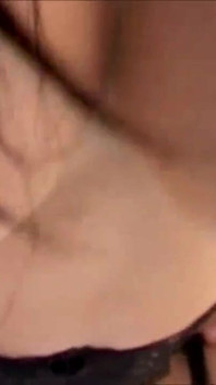 Bruna con grandi tette viene scopata da un cazzo duro