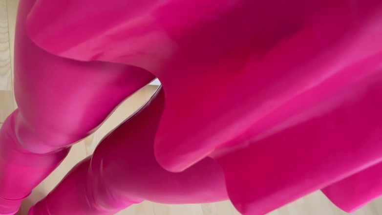 PervyLara: Caoutchouc rose dans la chambre