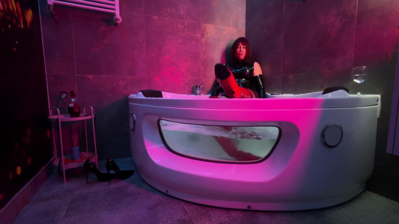 Dominatrix Miss Patricia Stark: นายหญิงกําลังอาบน้ําด้วยยางและรองเท้าบูท