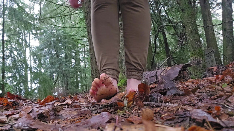 Nerdy_faery: Босая туристка в грязных стрингах