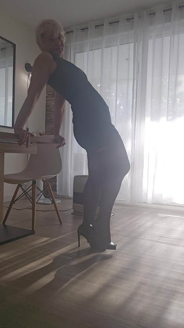 Sofy13: Bună, vii să-mi întinzi chiloții și să-mi tragi fundul