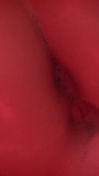 En tjej med en utmärkt figur har kul i badrummet med en dildo
