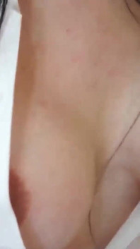 Fata T Luna Trap își masturbează pula în uniforma ei de secretară sexy strâmtă pe podea