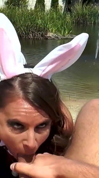 MILF Häschen-arsch gefickt und von riesigem amateur-schwanz im pool auf Riesentitten abgespritzt