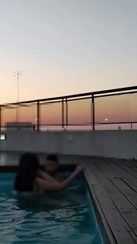 Sborrando molto in piscina al tramonto - Avventure accounter
