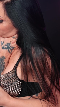 Nena gótica disfruta de una paliza hardcore que termina en facial