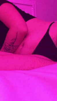 Ze zeggen dat als je pik zuigt onder het roze licht je in een kutie verandert!