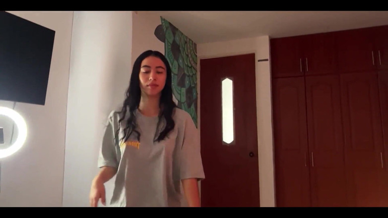 bitchsultry: Adik tiri latinaku pulang ke rumah dengan lelah dan aku...