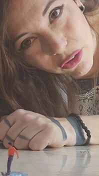Gigantessa! Ti farò diventare piccolo e poi darò la mia vendetta su di te!