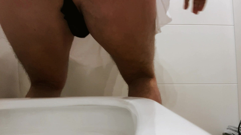 Culon: Crossdresser Con Un Grosso Sedere in Minigonna Sta Facendo Pipì