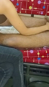 Při spánku využila šanci, aby mě k ní přinutila k honění s naolejovanou