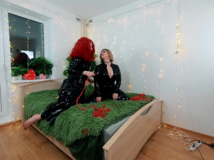 Arya Grander: Vidéo dans les coulisses du plaisir lesbien fétiche. Vêtements en...