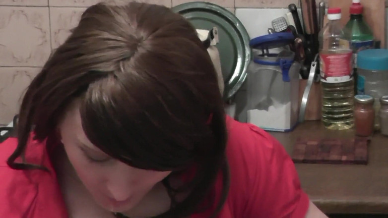 XXX-Platinum: Cozinha sexy madrasta milf sem calcinha come banana, frutas, masturba...