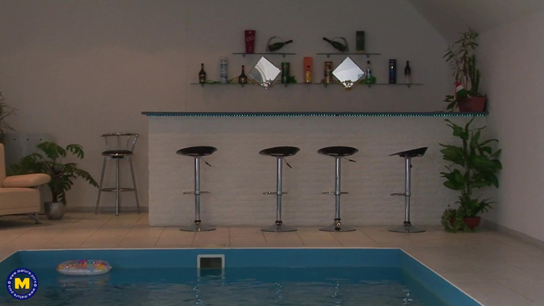 Mature NL: Tiga wanita matang miang berseronok di spa