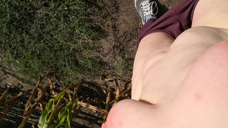 Bouncy Tits Action: Abofetear mis tetas en el campo de maíz