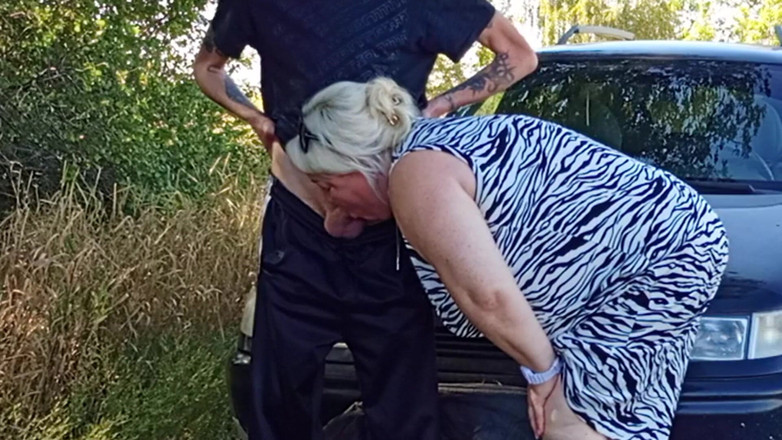 Zona901: 在大自然中撒尿性交继母的嘴巴并用精液填满了它