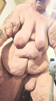 Fessée et squirteuse cette pute est une folle sexuelle