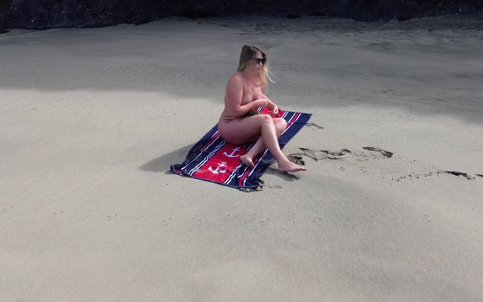 Emma Voyeur: Sensual deusa da praia de nudismo capturada por drone - beleza...