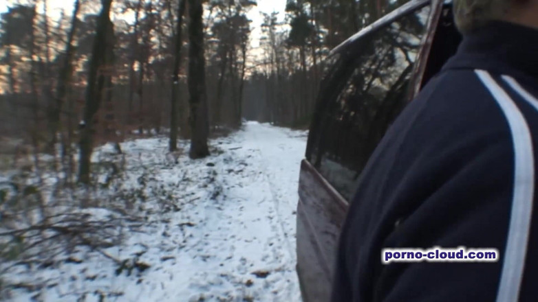 Porno Cloud: Milfs winterseks in de buitenlucht