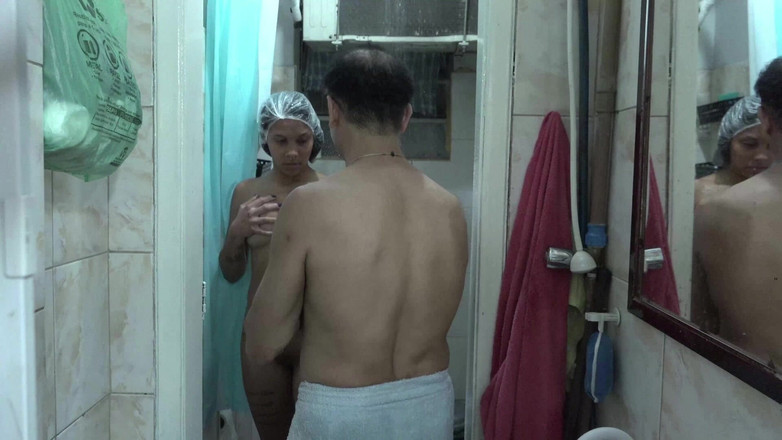 Amopornobr: 他等妻子离开家，带着继女去洗澡