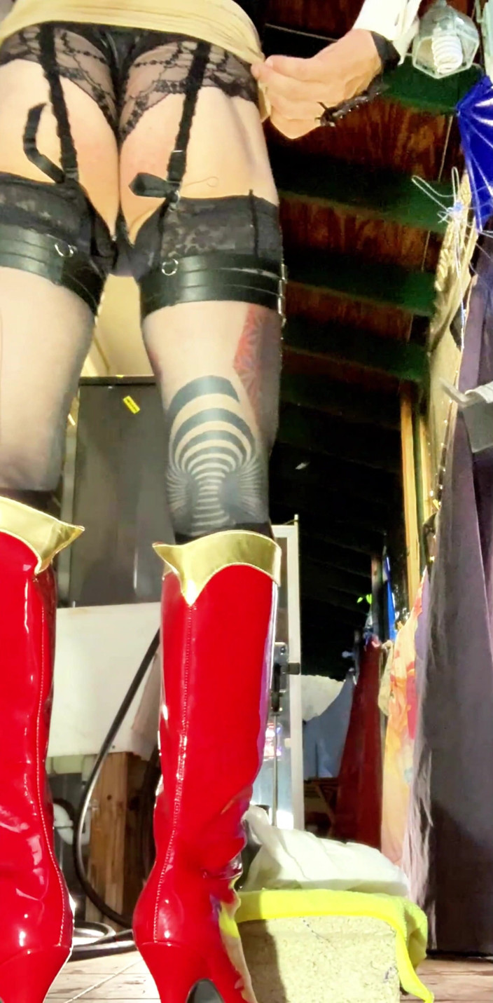 Benito414: Netter femboy dehnt arsch, um einen riesigen dildo zu nehmen!