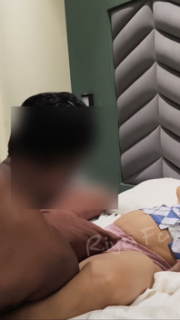 Son copain lèche la chatte et lui fait jouir à l’aide d’un vibromasseur