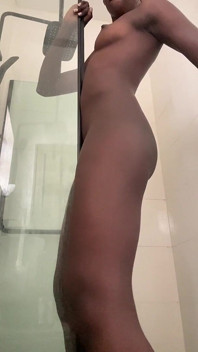 火辣乌木青少年淋浴跳舞苗条的黑人肥皂第一人称视角手淫