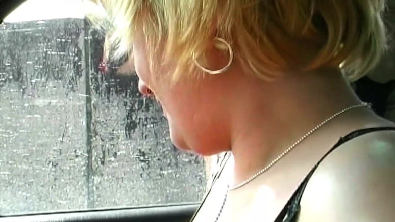 German bitch hunter: Loira amadora dedando xoxotas molhadas no carro e na cama