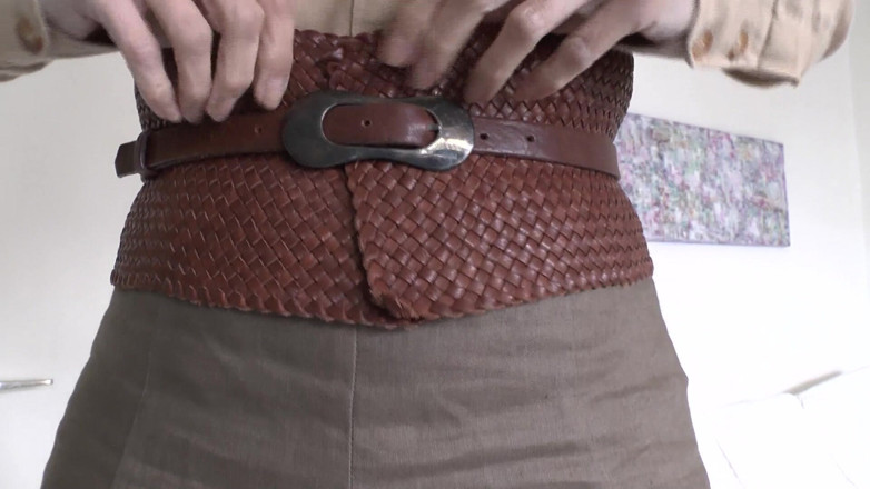 Lady Victoria Valente: Cewek seksi dengan rok mini ini lagi asik dicoba pakai...