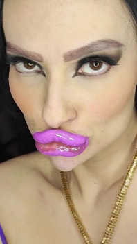 그녀의 광택 있는 자지 베개에 사정하는 Pouty Lips Bimbo
