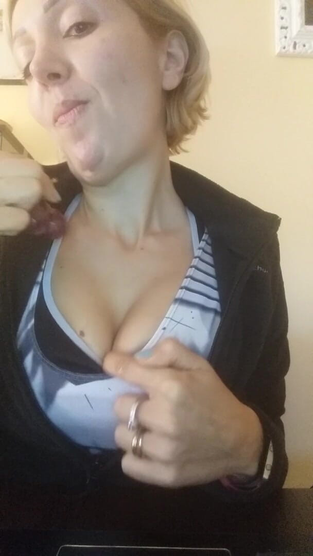 savannahamatoriale: ブドウを食べる