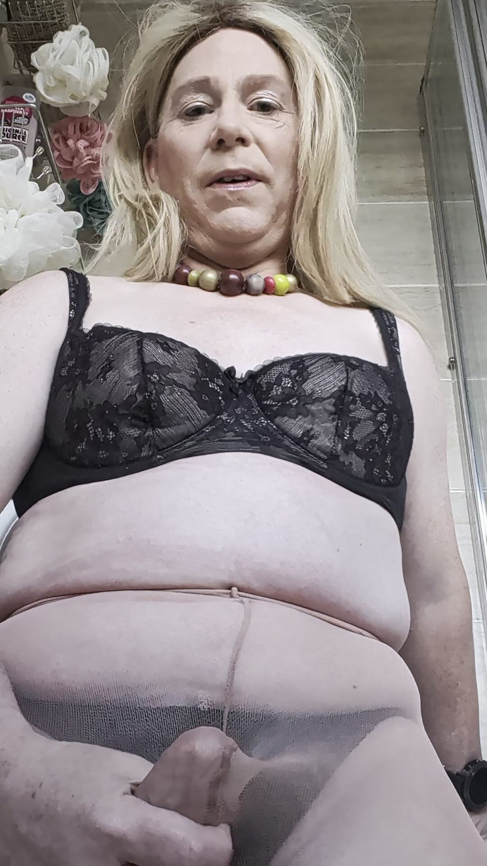 NikkiGee: Pissen in meine strumpfhosen!